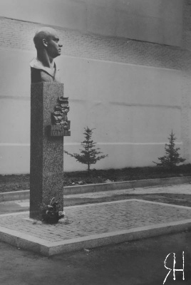 Памятник-бюст Э.Тельману.