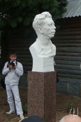 Памятник-бюст Фарману Курбан-Оглы Салманову.