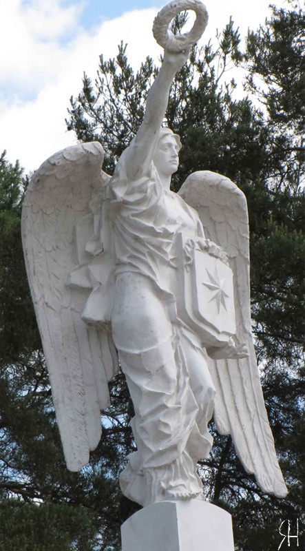 Скульптура «Белый Ангел Славутича». Украина, г. Славутич. 