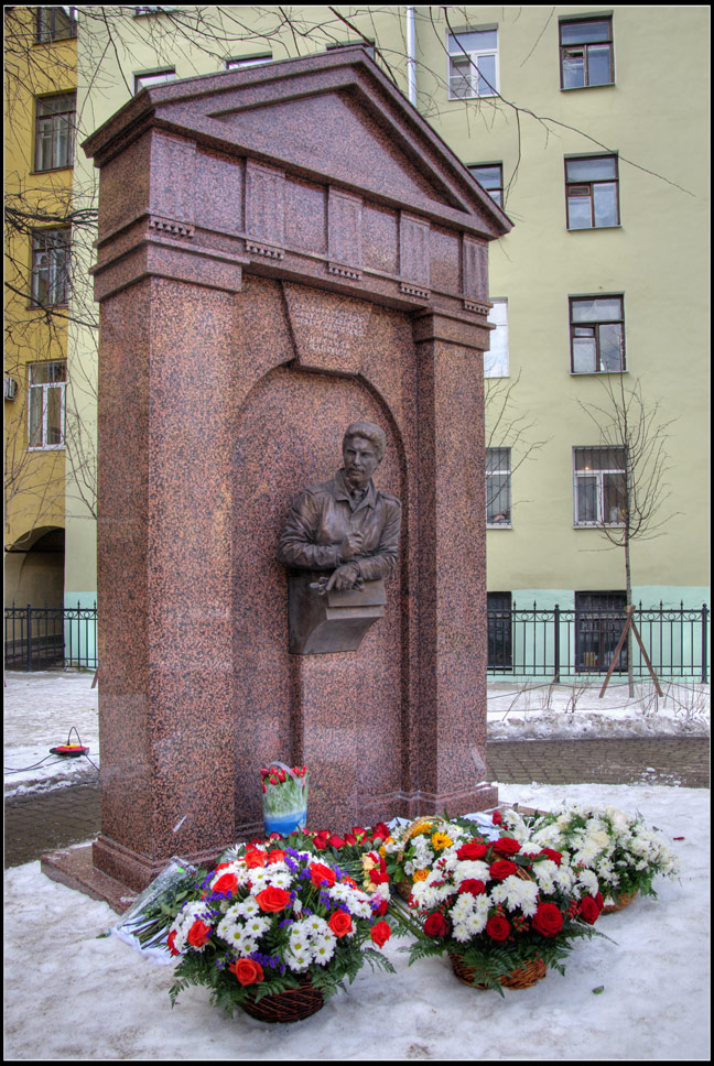 Памятник Михаилу Маневичу.